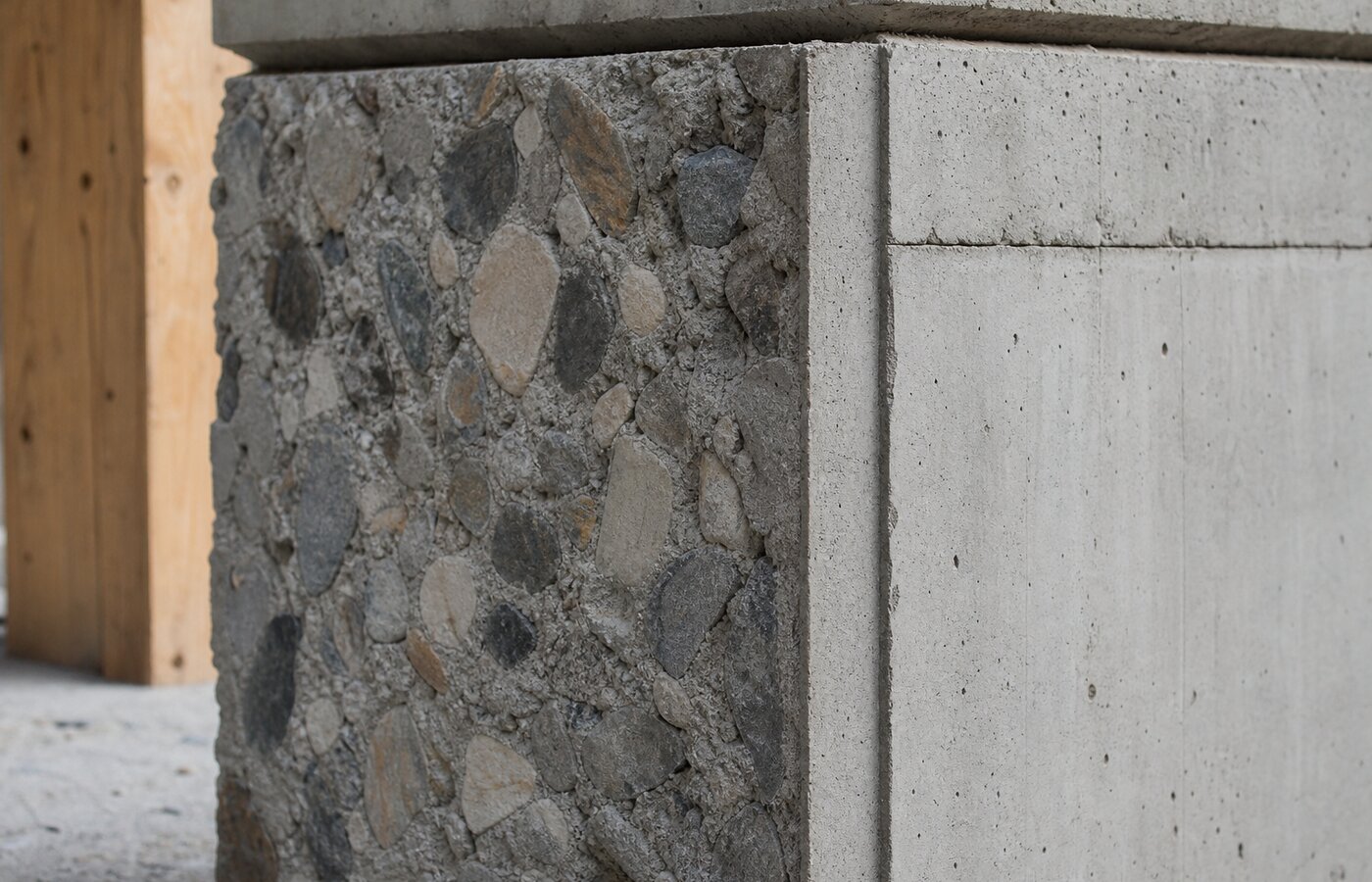 Detalle de construcción con concreto bajo en carbono y agregado de piedra local